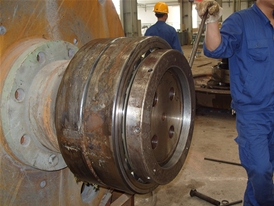 轴套推拔器在水泥厂水泥磨机转子轴承拆卸与安装